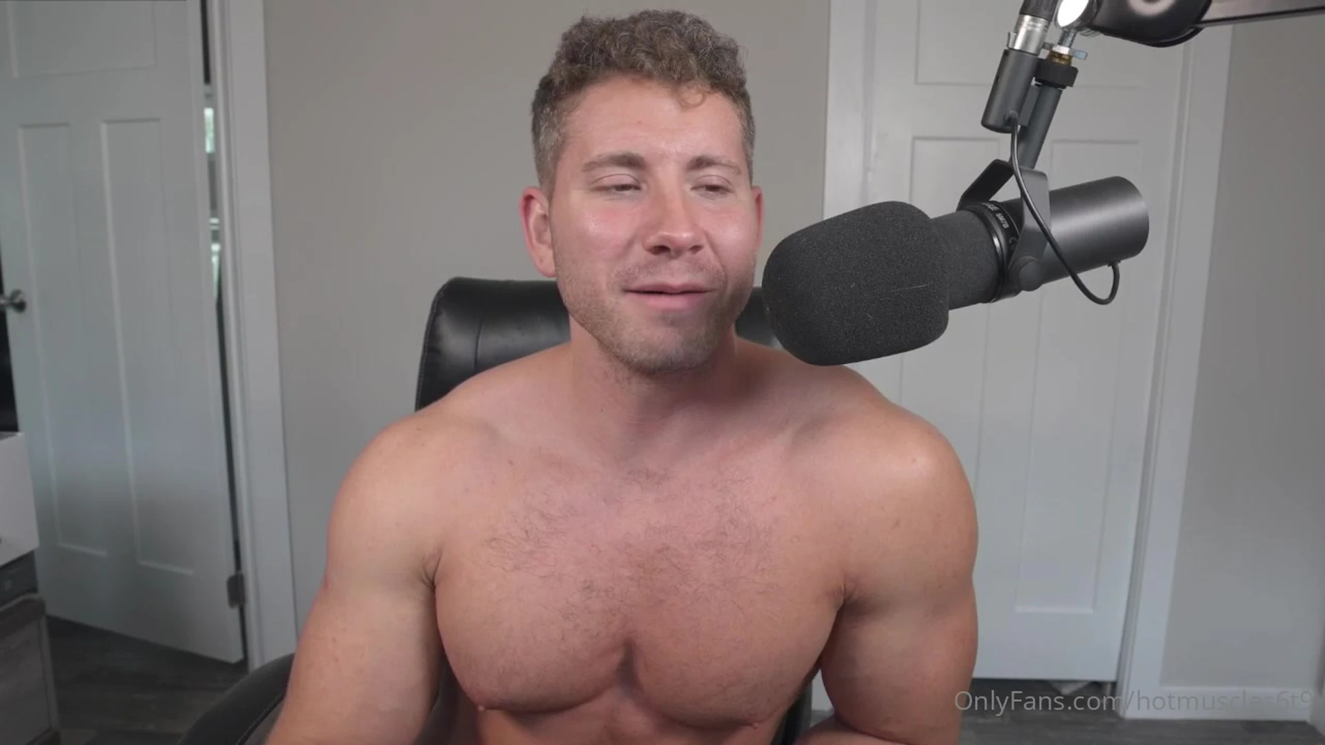 Resolute jerking off balls-deep hotmuscles6t9 fuck