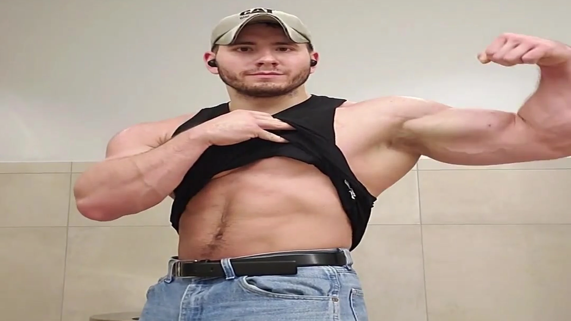 Hole-wrecking Derrick Henry nude pic