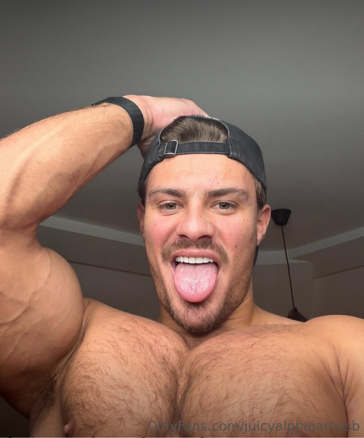 Sensational Exhibitionist Juicy James XXX