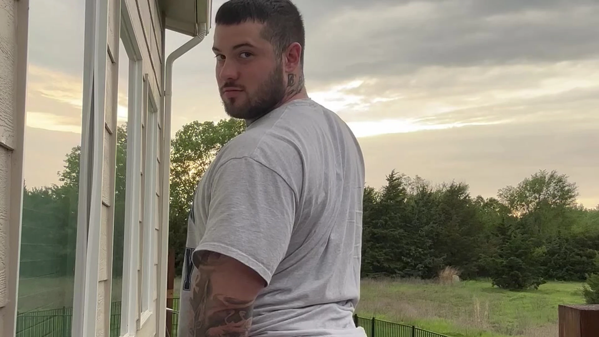 muscled jerking off Well-endowed deek_aesthetic  huge pecs